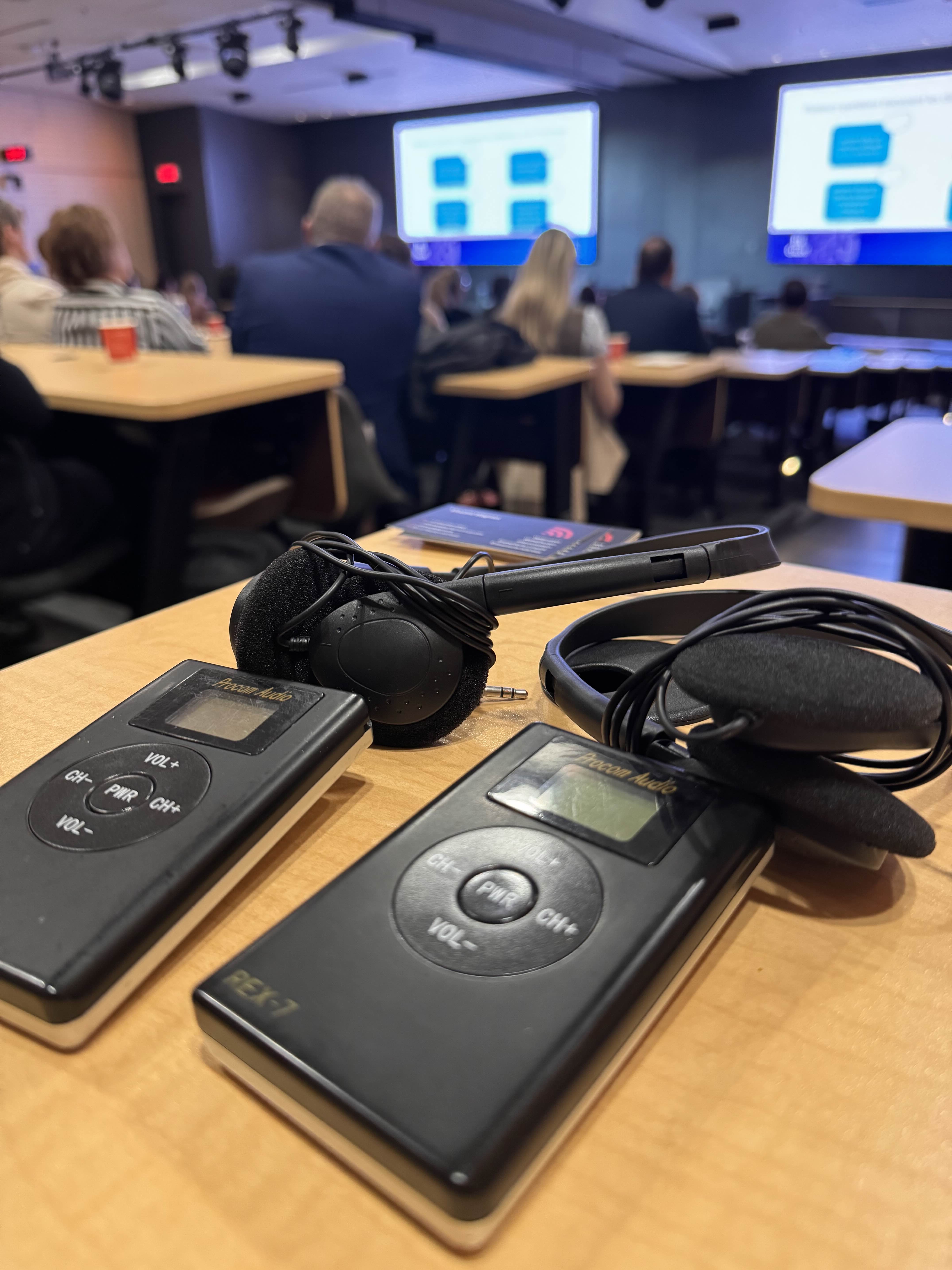 Récepteurs et casques d'interprétation prêts pour les participants